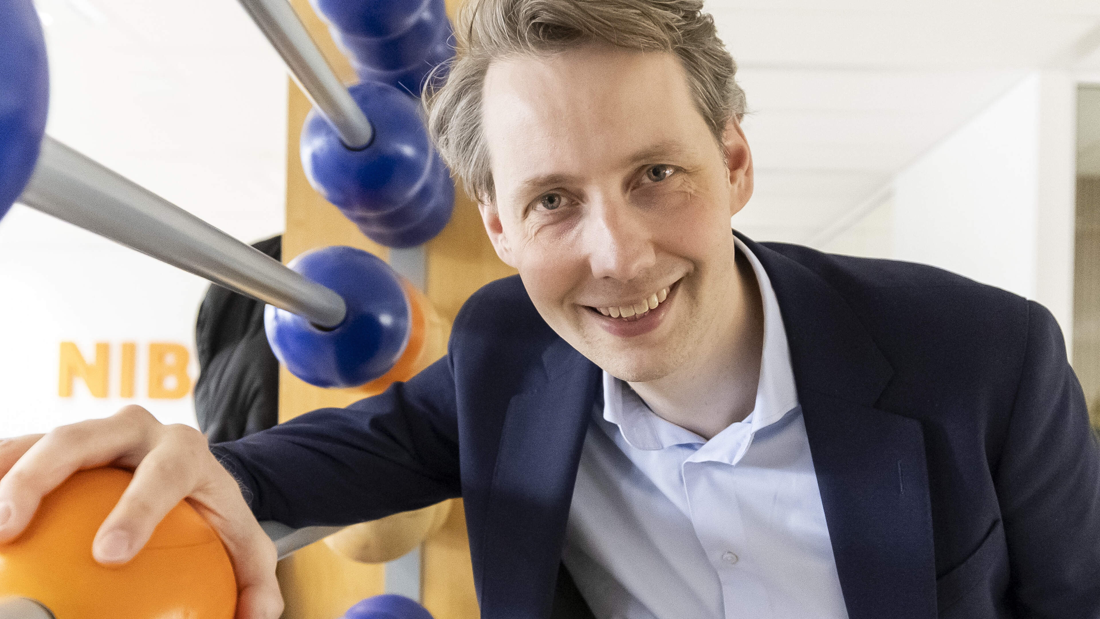 Domineeszoon Mattias Gijsbertsen (41) strijdt bij Nibud voor koopkracht: ’Middengroepen moeten waarschijnlijk moeilijke keuzes gaan maken’